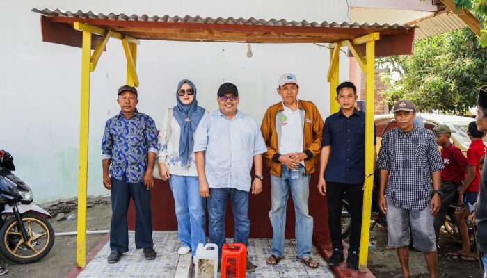 Daeng Manye Berikan Bantuan Air Bersih untuk Warga Cikoang, Emak-emak Ucapkan Terima Kasih