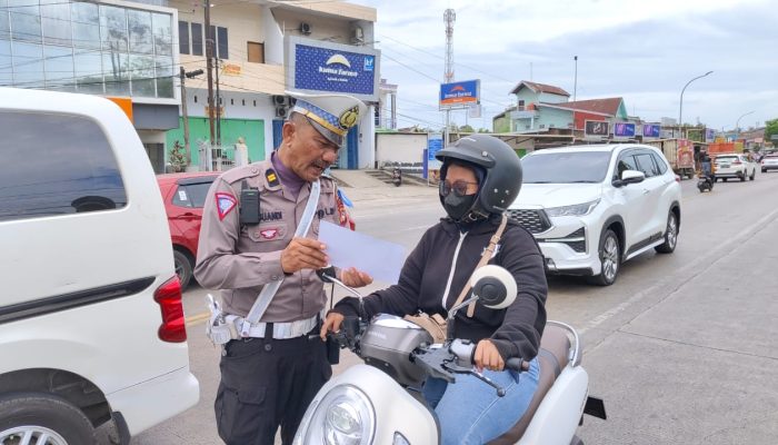 Petugas Sat Lantas Polres Maros melakukan pemeriksaan kelengkapan berkendara 