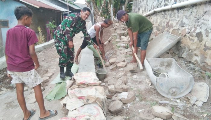 Babinsa Koramil 2303/Pulomerak, Karbak Membantu Pemasangan Paving Blok