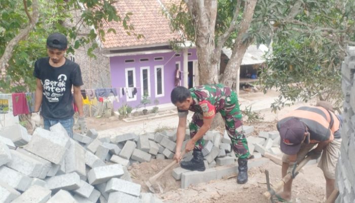 Babinsa Koramil 2306/Mancak, Karbak Pemasangan Paving Blok