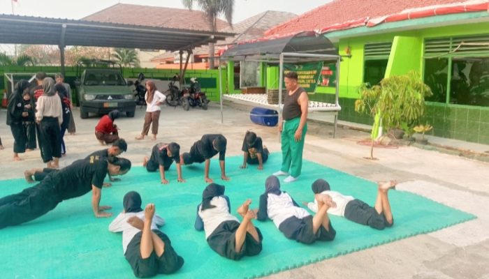 Babinsa Koramil 2301/Cilegon, Puan Ter Pemberian Materi Wasbang