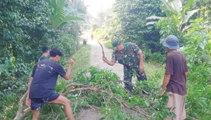 Babinsa Koramil 2306/Mancak, Karbak Pembersihan Jalan