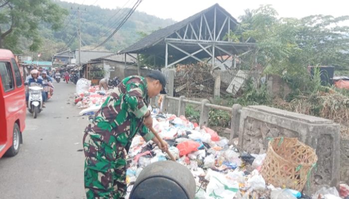 Babinsa Koramil 2303/Pulomerak, Karbak Membantu Pembersihan Sampah