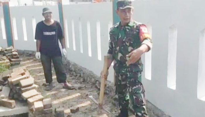 Babinsa Koramil 2303/Pulomerak, Karbak Pemasangan Paving Blok Jalan