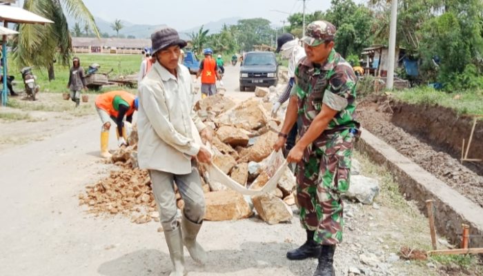 Babinsa Koramil 2302/Bojonegara, Karbak Pembangunan Irigasi Jalan