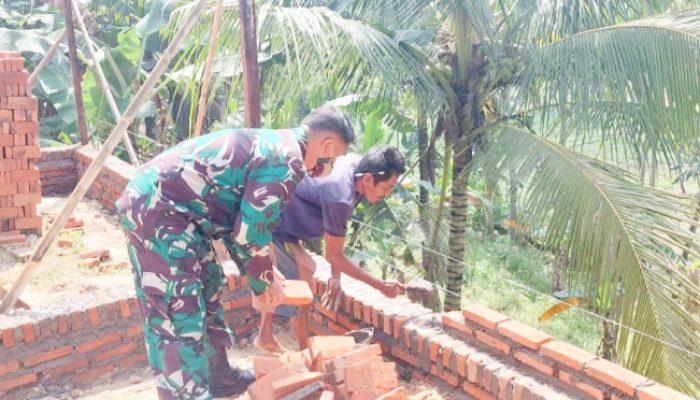 Babinsa Koramil 2306/Mancak, Karbak Membangun Rumah