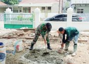 Babinsa Koramil 2303/Pulomerak, Karbak Membantu Pembangunan Taman Bermain