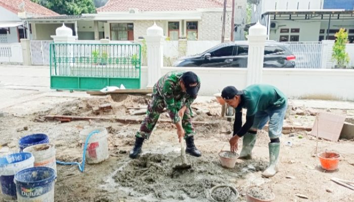 Babinsa Koramil 2303/Pulomerak, Karbak Membantu Pembangunan Taman Bermain