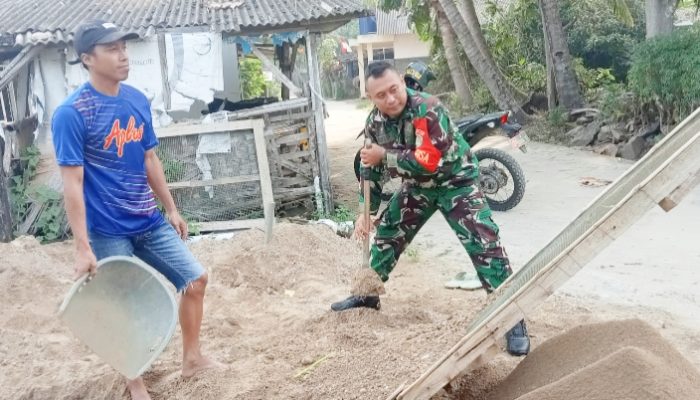 Babinsa Koramil 2305/Cinangka, Karbak Pembuatan Rumah Warga