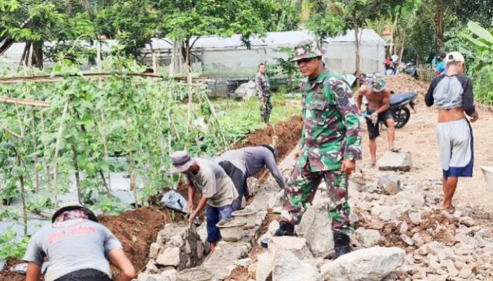 Babinsa Koramil 2304/Anyer, Karbak Pemasangan Pondasi Rumah