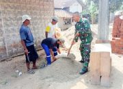 Babinsa Koramil 2305/Cinangka, Karbak Pembuatan Pondasi Rumah Warga