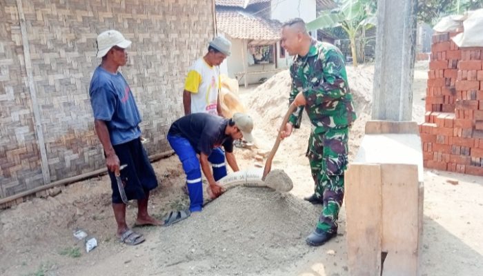 Babinsa Koramil 2305/Cinangka, Karbak Pembuatan Pondasi Rumah Warga