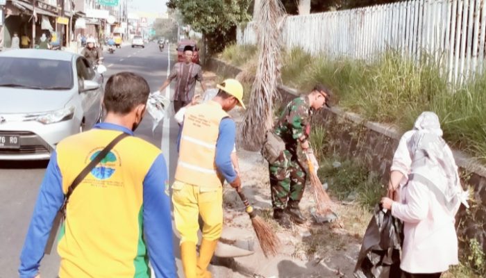 Babinsa Koramil 2303/Pulomerak, Karbak Membantu Pembersihan Selokan