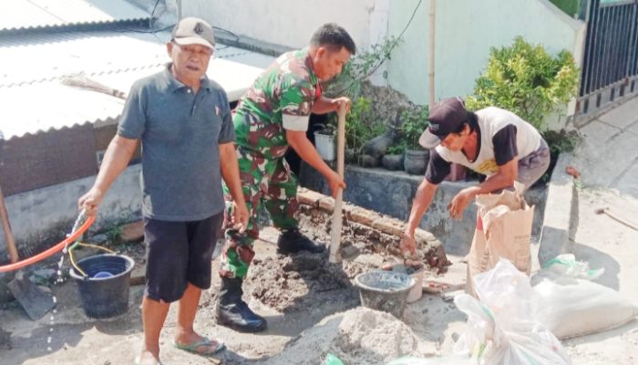 Babinsa Koramil 2301/Cilegon, Karbak Perbaikan Sarana Drainase