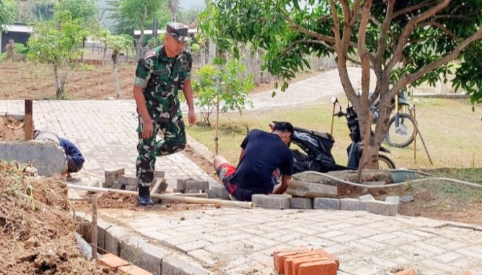 Babinsa Koramil 2306/Mancak, Karbak Pasang Konblok Jalan