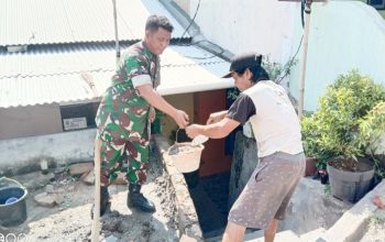 Babinsa Koramil 2301/Cilegon, Karbak Perbaikan Bangunan Milik Warga