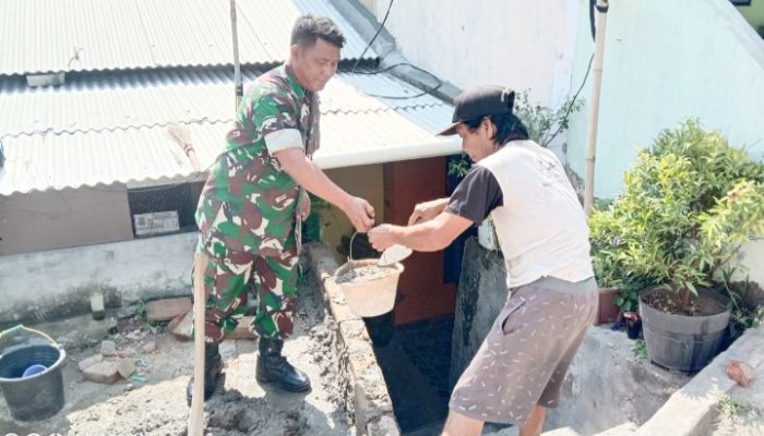 Babinsa Koramil 2301/Cilegon, Karbak Perbaikan Bangunan Milik Warga