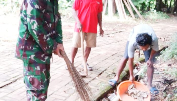 Babinsa Koramil 2304/Anyer, Karbak Pembersihan Sepanjang Jalan