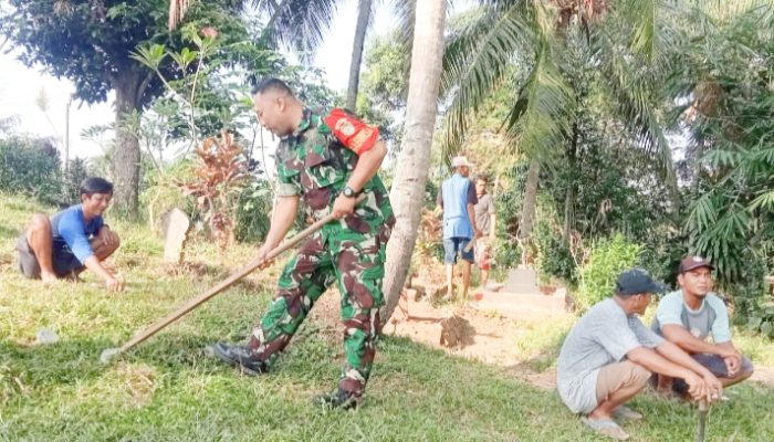 Babinsa Koramil 2305/Cinangka, Karbak Pembersihan Selokan