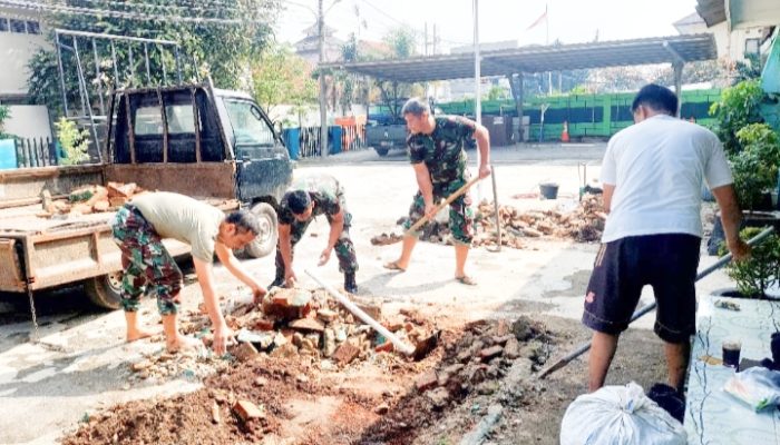 Babinsa Koramil 2301/Cilegon, Karbak Pembersihan Sampah Area Jalan