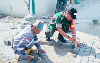 Babinsa Koramil 2303/Pulomerak, Karbak Membantu Pemasangan Paving Blok