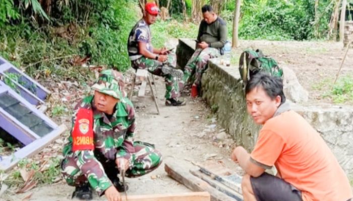 Babinsa Koramil 2304/Anyer, Karbak Membantu Perehaban Rumah