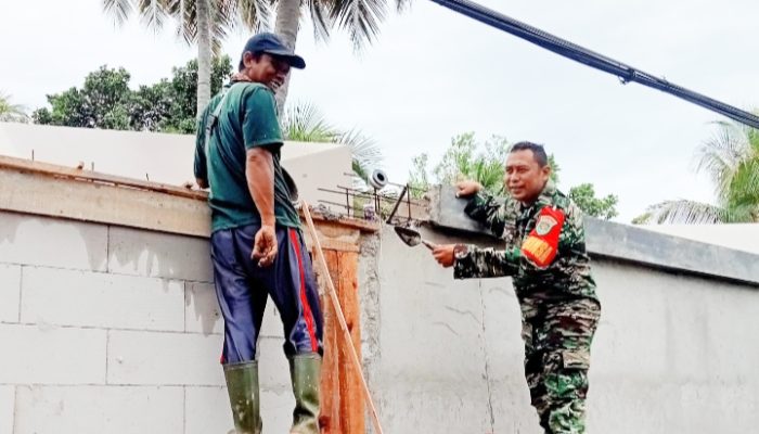 Babinsa Koramil 2305/Cinangka, Karbak Pemasangan Pagar Rumah Warga