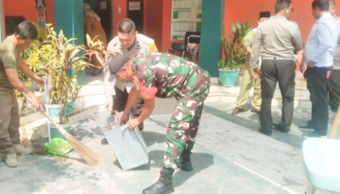 Babinsa Koramil 2301/Cilegon, Karbak Pembersihan Sampah Lingkungan