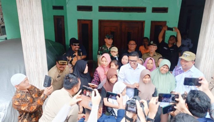 Gubenur Banten Terpilih Andrasoni Datang : Masyarakat Sangat Seneng Sekali dan Bisa Melihat Lansung Sekaligus Foto Bersama