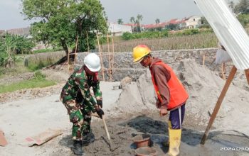 Babinsa Koramil 2301/Cilegon, Karbak Pembuatan Pondasi Rumah Warga