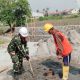 Babinsa Koramil 2301/Cilegon, Karbak Pembuatan Pondasi Rumah Warga