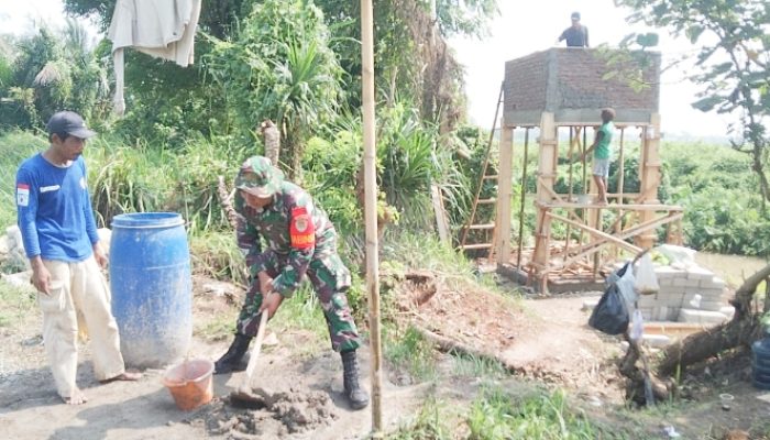 Babinsa Koramil 2304/Anyer, Karbak Perehaban  Irigasi Yang Rusak