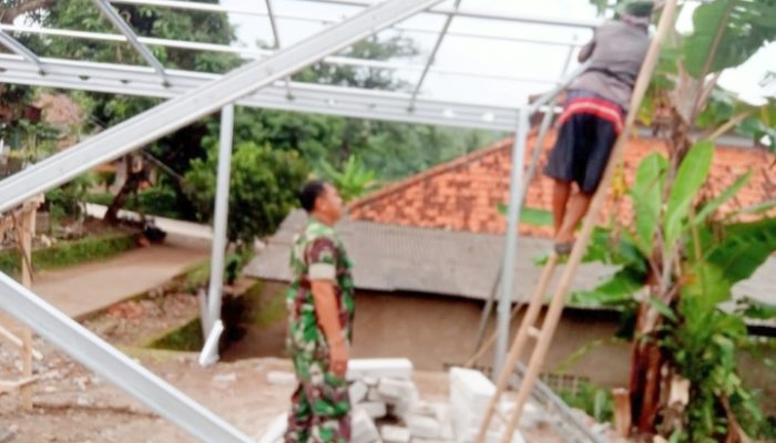 Babinsa Koramil 2305/Cinangka, Karbak Pemasangan Baja Ringan