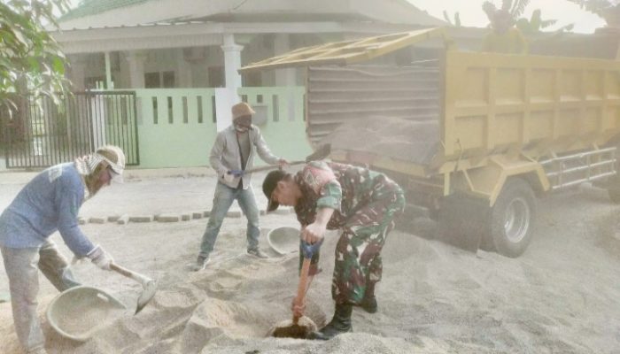 Babinsa Koramil 2303/Pulomerak, Karbak Membantu Pengangkutan Pasir