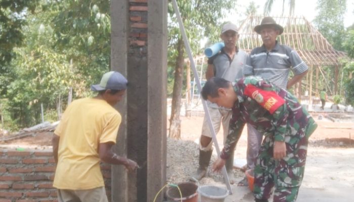 Babinsa Koramil 2304/Anyer, Karbak Perehaban  Rumah