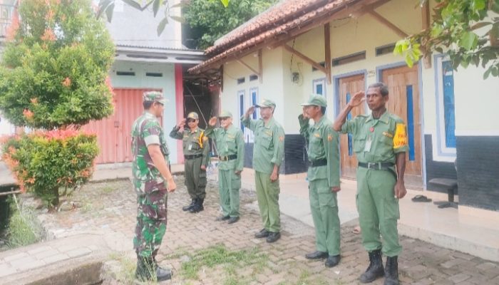 Babinsa Koramil 2303/Pulomerak, Bintahwil Memberikan Pelatihan Latihan Baris Berbaris dan Disiplin