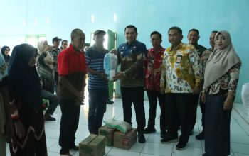 Pj. Bupati Takalar Serahkan Bantuan Sembako kepada Masyarakat Miskin Ekstrem (P3KE)