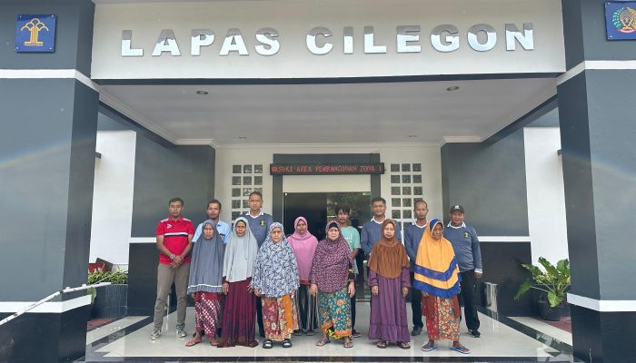 Lapas Cilegon Salurkan Paket Bantuan Sosial Kepada Masyarakat Sekitar