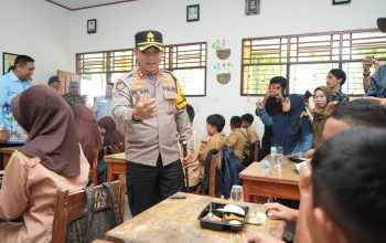 Kapolres Maros Pantau Makan Bergizi Gratis Bagi Siswa SD Di Tanralili