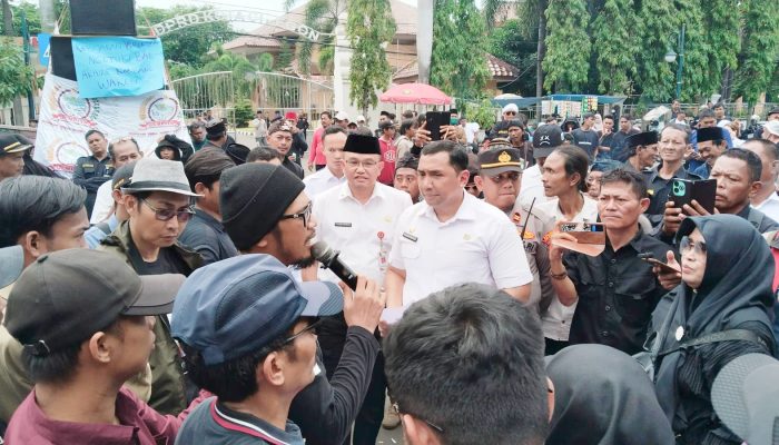 Temui Ratusan Demonstran, Plt. Asda I Tegaskan seluruh Kewajiban Pemkot Cilegon akan Dibayarkan di Tahun 2025