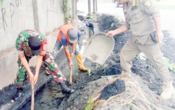 Babinsa Koramil 2301/Cilegon, Karbak Pembersihan Sampah Dari Drainase