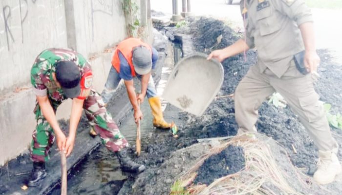 Babinsa Koramil 2301/Cilegon, Karbak Pembersihan Sampah Dari Drainase