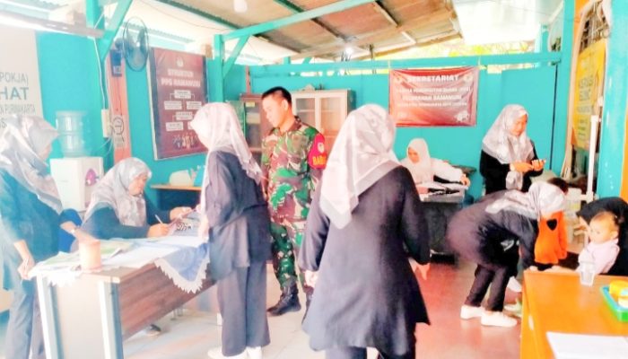 Babinsa Koramil 2303/Pulomerak, Puan Ter Pendampingan Imunisasi Anak Balita