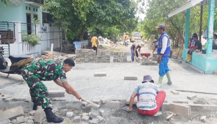 Babinsa Koramil 2302/Bojonegara, Komsos Pemasangan Paving Blok Jalan