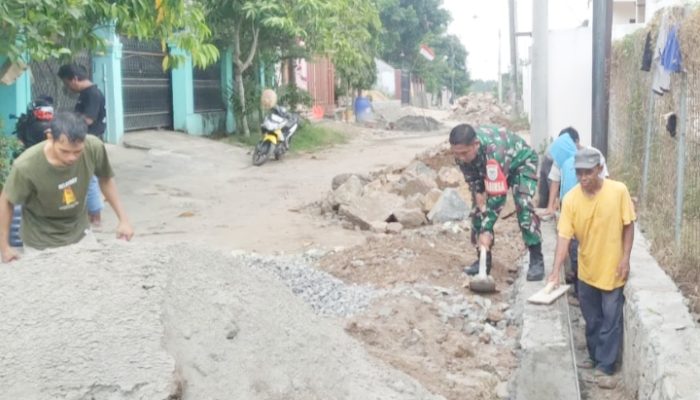 Babinsa Koramil 2301/Cilegon, Karbak Memperbaiki Sarana Drainase