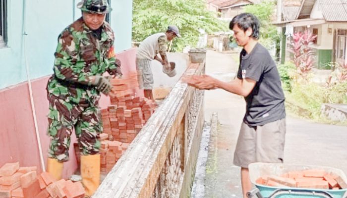 Babinsa Koramil 2305/Cinangka, Karbak Pemasangan Pagar