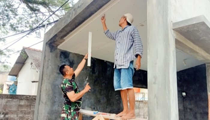 Babinsa Koramil 2305/Cinangka, Karbak Pemasangan Plafon