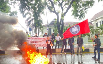 KAKMS Gelar Aksi Unjuk Rasa: Meminta KPK- JAKSA AGUNG Periksa Syamsari Dugaan Keterlibatan Pajak Tambang Pasir Laut