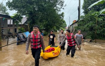 Polres Maros Gerak Cepat Evakuasi Korban Banjir Di Maros