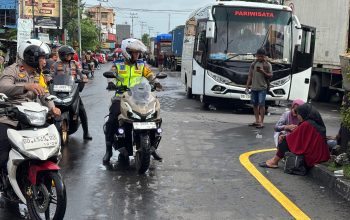 Kapolres Maros Terjun Langsung Urai Kemacetan Disebabkan Banjir Yang Lumpuhkan Jalan Nasional